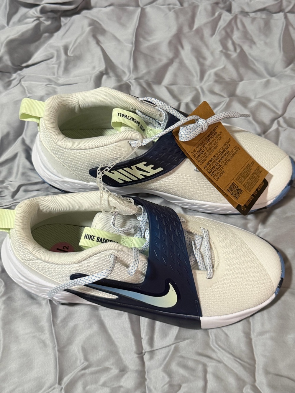 NWT Nike Youth 5.5 White and Navy Basketball Shoes. For woman’s size 7. #8